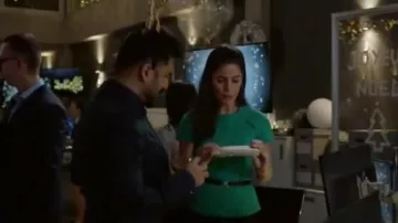 Roland Mouret Cymatia Top usado por Susan Sampson (Ana Ortiz) en Whiskey Cavalier (S01E08)