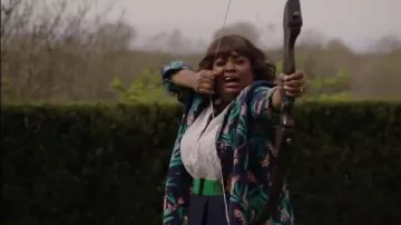 ModCloth Stylish Vision Tie-Neck Top en blanco punteado usado por Anne Flatch (Sherri Shepherd) en Prueba y Error (S02E06)