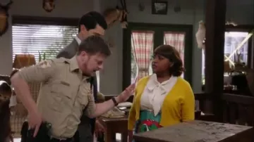ModCloth Vanilla Milk Button-Up Top usado por Anne Flatch (Sherri Shepherd) en Prueba y Error (S02E07)