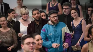 La veste coupe-vent noir bleu violet de Fred Flarsky (Seth Rogen) dans Séduis-moi si tu peux !