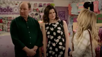 Teoría Nophella B Harper Estampado Vestido de seda usado por Heather (Betsy Brandt) en Life in Pieces (S03E21)
