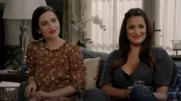 Etoile Isabel Marant Maiwenn Ochre Floral Print Tiered Mini Vestido usado por Jen (Zoe Lister-Jones) en Life in Pieces (S03E21)