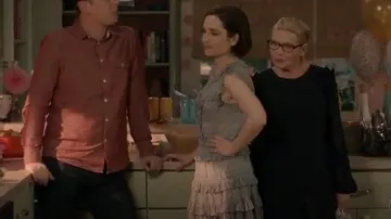 Rebecca Taylor Sin mangas Estampado Floral Ruffle Mini Vestido usado por Jen (Zoe Lister-Jones) en Life in Pieces (S03E22)