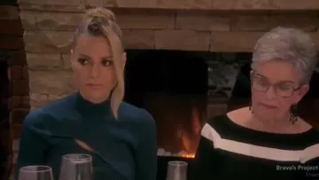 Mugler Cutout Ribbed Stretch-Knit Mini Vestido usado por Dorit Kemsley en The Real Housewives of Beverly Hills (S09E10)