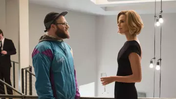 La robe noir dos ouvert de Charlotte Field (Charlize Theron) dans Séduis-moi si tu peux !