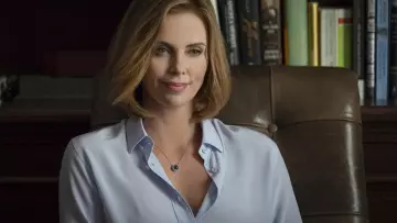 La chemise bleu clair de Charlotte Field (Charlize Theron) dans Séduis-moi si tu peux !