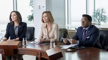 La chemise en soie beige de Charlotte Field (Charlize Theron) dans Séduis-moi si tu peux !