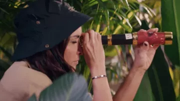 Le bracelet jonc en argent porté par Jenifer dans son clip Les choses simples avec Slimane