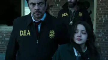 Traje original de la DEA (Chaqueta / Camisa / Corbata / Pantalones) usado por Alejandro (Benicio Del Toro) en Sicario: Día del Soldado