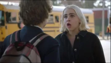 Topshop Horn Button Denim Jacket worn by Annie Marks (Mae Whitman) in Good Girls (S02E06)