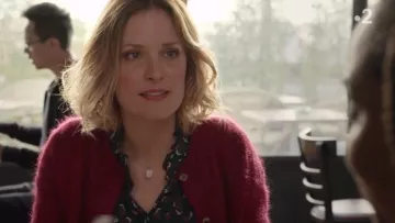 La chemise marine imprimée de Rebecca dans Un si grand soleil (S01E169)