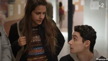 Le  Pull à motif jacquard de Léa (Marthe Fieschi) dans Un si grand soleil S01E153