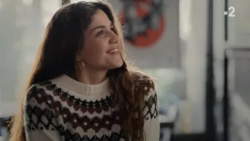 Le pull a motif jacquard de Lucille Salama (Naïma Rodric) dans Un si grand soleil (S01E167)