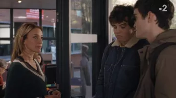 Le Pull court d'ensemble à liserés de Eve (Emma Colberti) dans Un si grand soleil (S01E165)