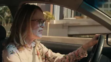 La chemise beige imprimée de Gloria (Julianne Moore) dans Gloria Bell