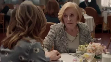 La veste tweed grise de Hillary (Holland Taylor) dans Gloria Bell