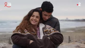 La  Veste en mélange de velours côtelé et imitation peau de mouton avec motif de Lucille Salama (Naïma Rodric) dans Un si grand soleil S01E160