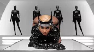 La couronne noire à deux grandes dents située sur l'avant de la tête de Nicki Minaj dans le clip Dip de Tyga