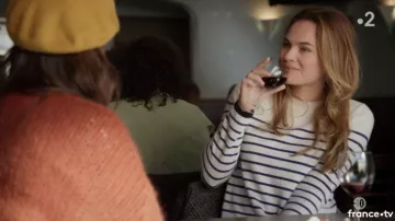 Le Pull en coton esprit marinière de Claire Estrela (Mélanie Maudran) dans Un si grand soleil S01E127