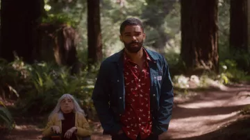 Blue buttoned windbreaker jacket worn by Karim Washington (Kingsley Ben-Adir) in The OA (S02E02)