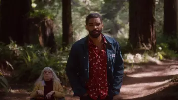 Blue buttoned windbreaker jacket worn by Karim Washington (Kingsley Ben-Adir) in The OA (S02E02)