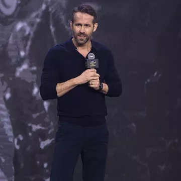 J. Brand Jeans Brooks Slim Fit Pant en azul marino usado por Ryan Reynolds para el evento de promoción de Pokemon Detective Pikachu en Beijing 21 de abril de 2019