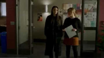 Banana Republic  Stretch-Suede Mini Skirt worn by Alison DiLaurentis (Sasha Pieterse) in Pretty Little Liars: The Perfectionists (S01E06)