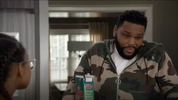 Blanc cassé imprimé Camouflage à Capuche porté par Andre "Dre' Johnson (Anthony Anderson) black-ish (S05E20)
