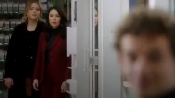 Teoría Chaqueta Carissa usada por Mona Vanderwaal (Janel Parrish) en Pretty Little Liars: The Perfectionists (S01E06)