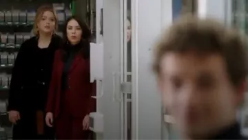 Teoría Hartsdale Classic Pants usado por Mona Vanderwaal (Janel Parrish) en Pretty Little Liars: The Perfectionists (S01E06)