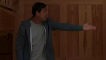 Le gilet bleu porté par Antoine (Laurent Lafitte) dans Nous finirons ensemble