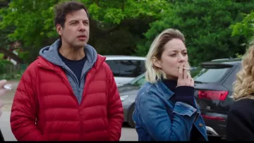 La chaqueta de plumón rojo que lleva Antoine (Laurent Lafitte) en Terminaremos juntos
