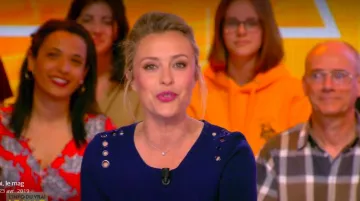 The sweater navy with short sleeves and eyelets of Isabelle Moreau in The Info of the true 23.04.2019