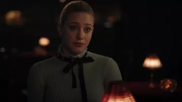Le pull bleu à nœud REDValentino de Betty Cooper (Lili Reinhart) dans Riverdale (S03E19)