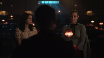 Le top blanc à dentelles Giambattista Valli de Veronica Lodge (Camila Mendes) dans Riverdale (S03E19)
