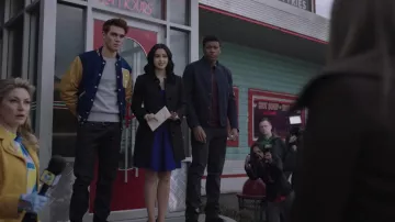 Le manteau noir Kate Spade New York de Veronica Lodge (Camila Mendes) dans Riverdale (S03E19)