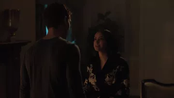 La robe de chambre brodée type kimono noire Zara portée par Veronica Lodge (Camila Mendes) dans Riverdale (S03E19)