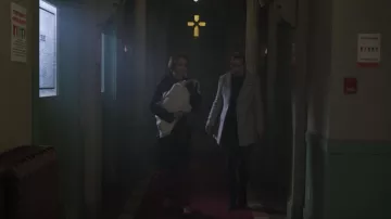 Le manteau gris Ever New de Betty Cooper (Lili Reinhart) dans Riverdale (S03E19)