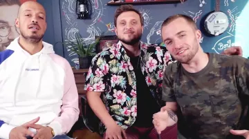 The sweatshirt Visionary Carlito in the YouTube video WE TRY WEIRD OBJECTS #4 of Mcfly and Carlito