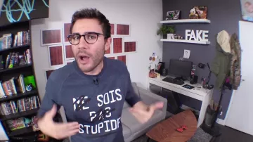 La sudadera "be stupid" que lleva Cyprien en su vídeo de YouTube MY BODY