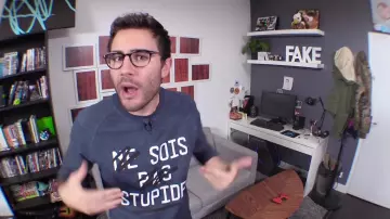 The sweatshirt "be stupid" worn by Cyprian, who in his YouTube video MY BODY