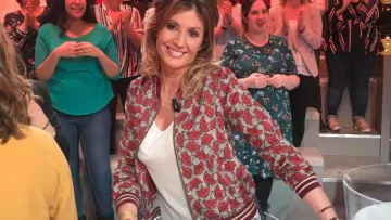 The bomber floral print of Caroline Ithurbide in It is that of the tv !the 02.04.2019