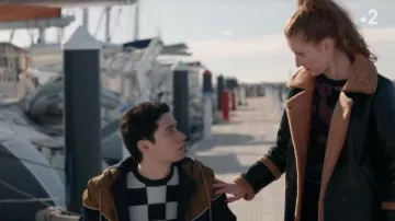 Le Pull jacquard damier en laine de Antonin (Nathan Bensoussan) dans Un si grand soleil (S01)