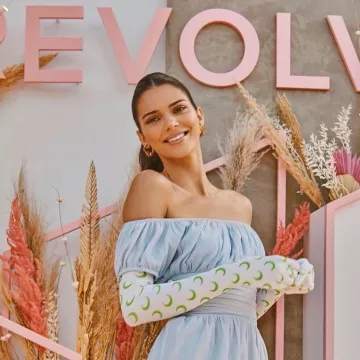 Les gants verts demi lune de Kendall Jenner sur le compte Instagram de @Revolve