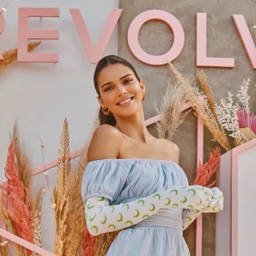 Les boucles d'oreilles en forme de cercle portées par Kendall Jenner sur le compte Instagram de @Revolve