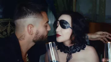 Madonna collier noir comme on le voit dans la vidéo de musique de Medellín