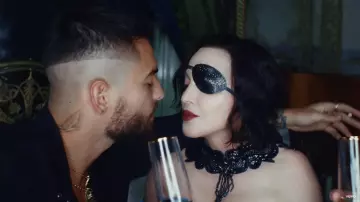 El collar negro de Madonna como se ve en el video musical Medellín