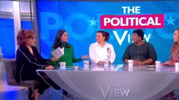 T Tahari Tyra avec la Tuyauterie Chemisier-Noir porté par Joy Behar sur Le point de Vue le 27 Mars 2019