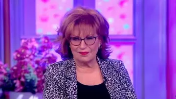 Anine Bing Madelaine Imprimé Blazer porté par Joy Behar sur Le point de Vue le 18 février 2019