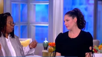 See by Chloe Crewneck Puff Manches Mini Robe portée par Abby Huntsman sur Le point de Vue le 25 Mars 2019